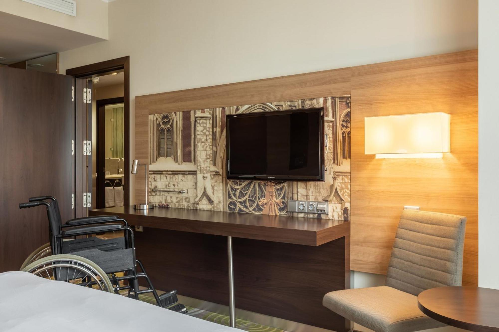 Standard Queen Room with City View - Disability Access